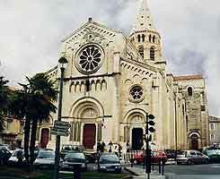La iglesia de San Pablo, neobizantina, junto al umbroso paseo de Víctor Hugo. Foto guiarte. Copyright