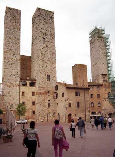 Palacios, viejas casonas y torres, estampa típica de la Plaza del Duomo. Guiarte.cpm, Copyright