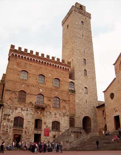 El altivo Palazzo del Popolo, con su magnífica torre. A la derecha se ven las escaleras de acceso a la colegiata.Guiarte.com,  Copyright