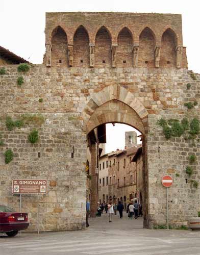Una de las puertas de la muralla de San Gimignano. la de San Matteo. Guiarte.com. Copyright