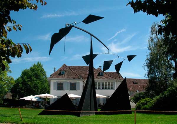 EStatua de Alexandre Calder en la Fundación Beyeler (Riehen), uno de los atractivos del entorno de Basilea. Guiarte.com/Tomás Alvarez. Copyright