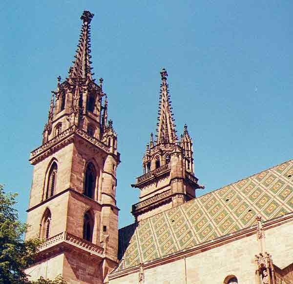 Detalle de las torres y el tejado colorista del templo mayor de Basilea. Guiarte. com/Miguel Angel Alvarez. Copyright