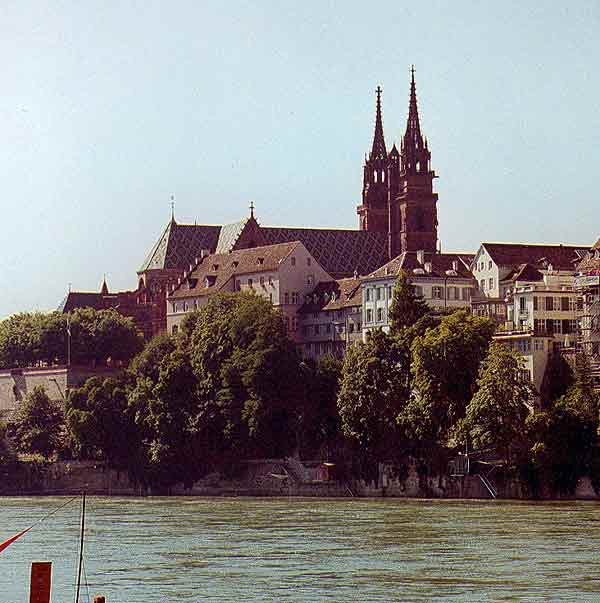 La catedral de Basilea, desde Oberer Rheinweg. Guiarte.cpm/Miguel Angel Alvarez. Copyright