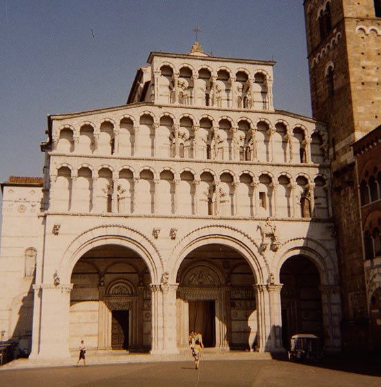 La elegante y equilibrada portada catedralicia de Lucca. Fotografía de Guiarte.com