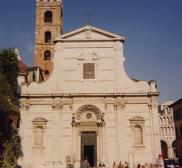 La iglesia de los santos Giovanni e Reparata, en Lucca. Imagen de Guiarte.com