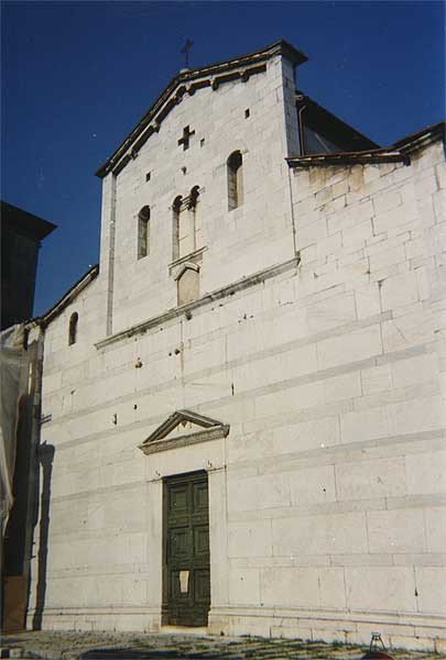 La iglesia de San Alejandro, en Lucca, Italia. Imagen de Guiarte.com