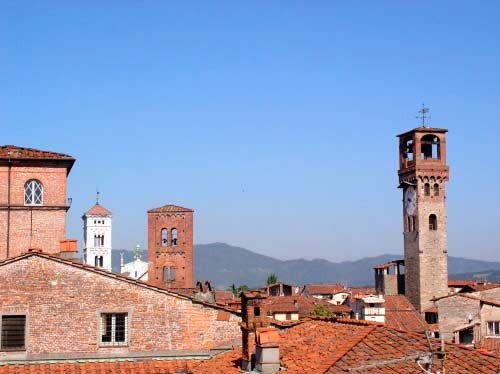 A la derecha de la imagen la airosa Torre Cívica delle Hore de Lucca, Italia. Imagen de luccatourist.it/