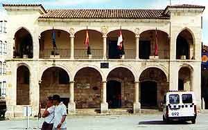 El noble edificio del viejo ayuntamiento zamorano. foto Justo Sánchez. guiarte. Copyright