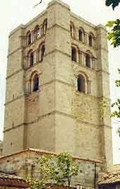 La poderosa torre y el cim,borrio son dos de los elementos más característicos de la catedral zamorana. Foto guiarte. Copyright