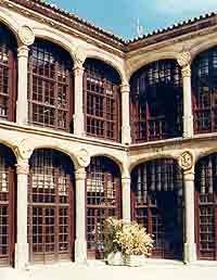 Imagen del patio central del excelente parador, palacio de los condes de Alba y Aliste. Fotografía de Justo Sánchez. guiarte. Copyright