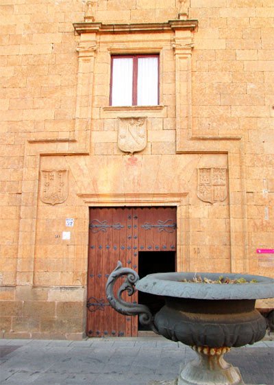 Portada renacentista de la Casa de los Miranda, del siglo XVI, en la plaza de San Salvador. Imagen de guiarte.com