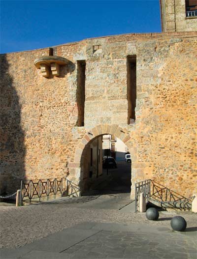 Una de las puertas de la muralla, ante el cauce del Águeda. Imagen de guiarte.com