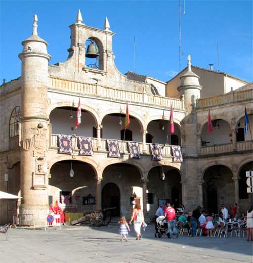 Portada del ayunbtamiento de Ciudad Rodrigto, en la plaza Mayor de la ciudad. Imagen de guiarte.com