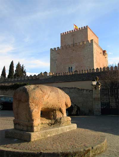 El castillo de Ciudad Rodrigo, ante el que se halla uno de los verracos prerromanos. Imagen de Guiarte.com