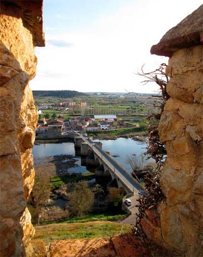 El Puente Romano de Ciudad Rodrigo, desde las almenas del Castillo. Imagen de Guiarte.com