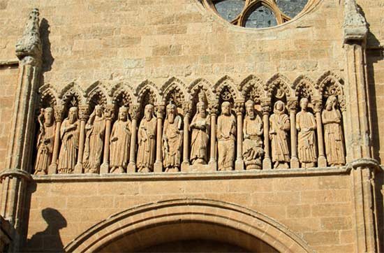 Friso gótico en la Portada de Las Cadenas, de la catedral de Ciudad Rodrigo. Imagen de Guiarte.com