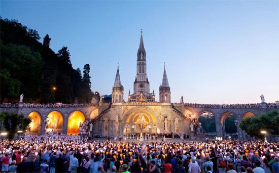 Acto religioso en la Explanada. Imagen Turismo de Lourdes/ © Typographik 13