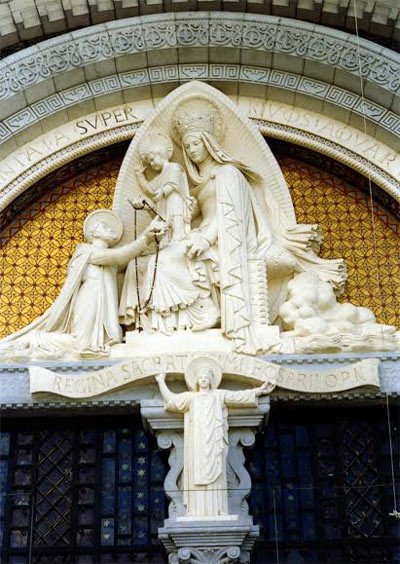 La Virgen María, en la portada de la basílica del Rosario. Guiarte.com.  Copyright