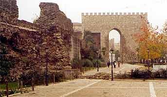 Restos de los recintos defensivos de Talavera, en las proximidades de la Puerta de Sevilla. Fotografía de guiarte. Copyright