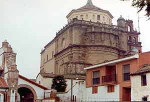 La mole de San Prudencio se eleva sobre los edificios cercanos. guiarte.com