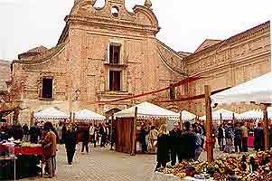 Mercado medieval ante San Agustín. guiarte. com.