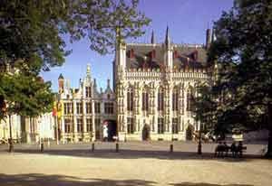 Al fondo, el edificio gótico del ayuntamiento de la ciudad, en la plaza de Burg. Toerisme Brugge