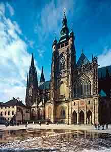 La catedral. En primer término la Puerta Dorada y la torre gótica. Las del fondo son modernas. Czech Tourist Authority