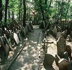 El antiguo Cementerio es uno de los puntos de mayor vigor emocional del Barrio Judío. A su lado están diveros centros de interés. Czech Tourist Authority