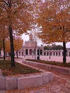 Al fondo de la plaza aparece la ermida de San Antonio. Imagen de guiarte.com. Copyright