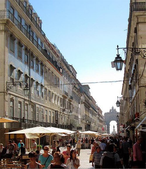 Paseantes por la rúa Augusta, en la Baixa, Lisboa. Imagen de Beatriz Álvarez para Guiarte.com