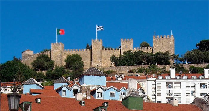 El Castillo tiene más `prestancia desde la ciudad baja. Imagen del mismo desde la plaza da Figueira. Imagen de Beatriz Álvarez para Guiarte.com