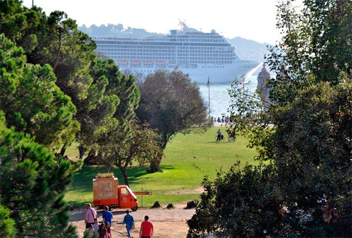 Un trasatlántico avanza hacia el océano, ante el paseo litoral de Belém, Lisboa. Imagen de Beatriz Álvarez para Guiarte.com