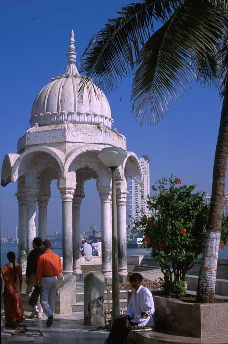 Templete al lado del mar, en el santuario musulmán de Hají Alí. Imagen de guiarte.com. Copyright