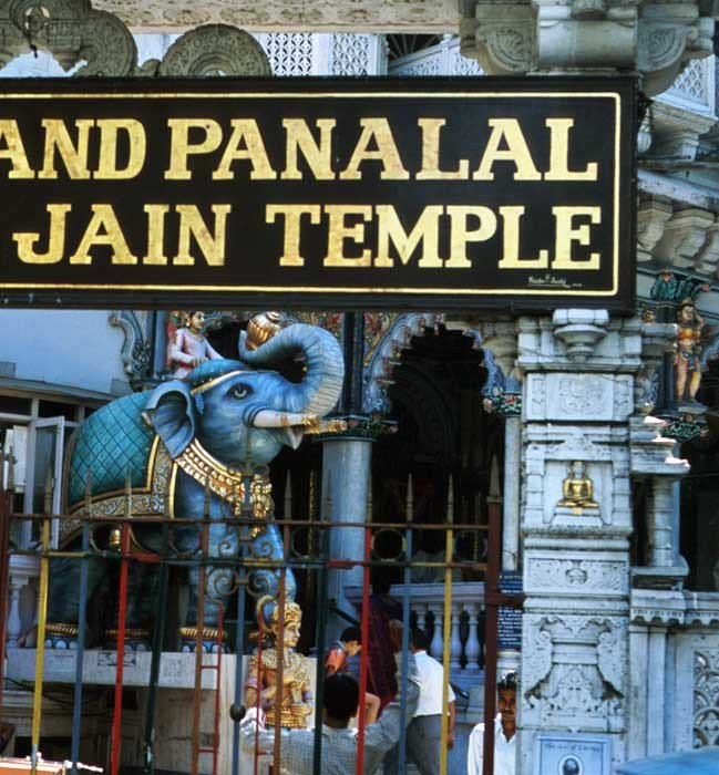 Detalle de un colorista templo Jain, en Walkeshwar Road. Fotografía de guiarte.com., Copyright