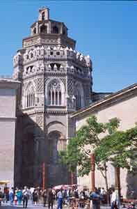 En la parte inferior del ábside de la seo se detecta el estilo románico, luego el gótico mudéjar. Guiarte.com. Copyright