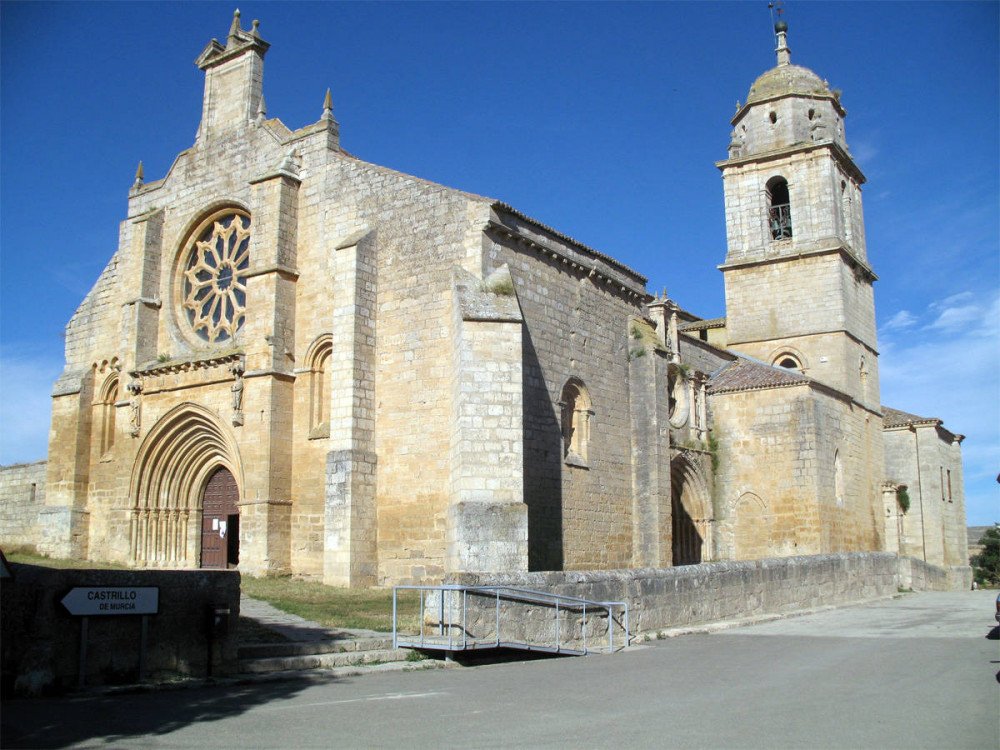 La excolegiata de Santa María del Manzano es el primer gran monumento del casco urbano de Castrojeríz. Imagen de Guiarte.com