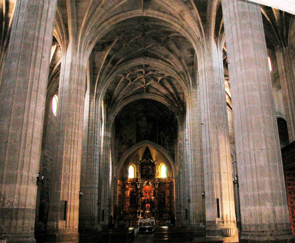 La iglesia de San Juan, de vigorosa torre románica, tiene planta tres naves, en estilo salón. Imagen de Guiarte.com