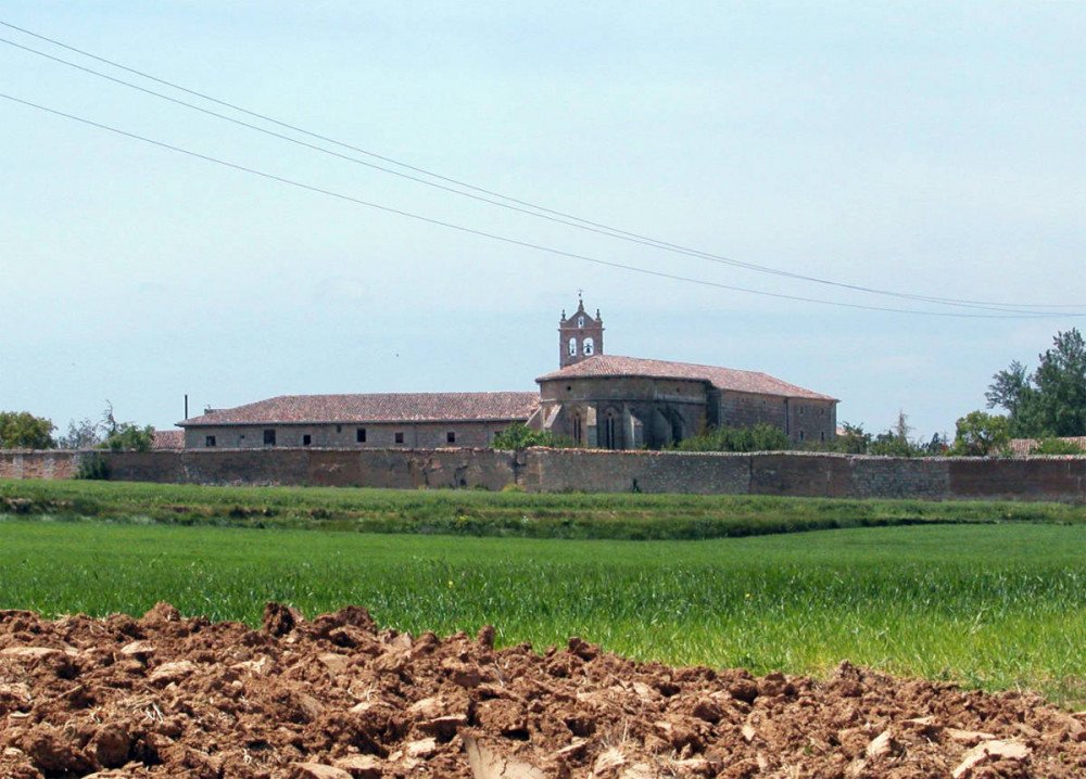 En las afueras de Castrojeríz está el pequeño convento de Clarisas, de aire recoleto. Lo más destacado del mismo es la iglesia, gótica. Imagen de Guiarte.com