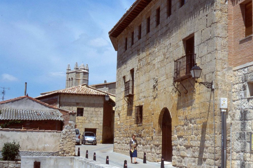 Entre los edificios civiles de Castrojeríz, el más airoso es la llamada Casa palacio de los Barahona, del siglo XVI. Imagen de Guiarte.com