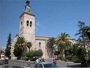 La iglesia, ante su verdeante plaza. guiarte.com. Copyright