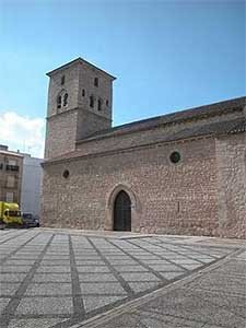 La sencilla y bella estampa de la iglesia de Santiago. guiarte.cmo. Copyright