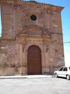 Esta humilde portada, de la iglesia del barrio Alto, junto al castillo de Retamar, muestra la sencillez de Almadén