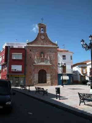 El sencillo templo de la Plaza de la Constitución de Almadén. guiarte.com. Copyright