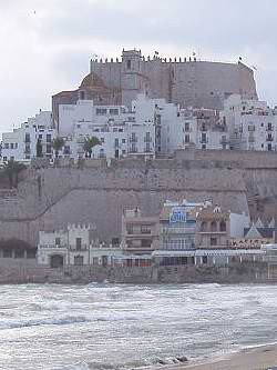 El mar acaricia las defensas; en lo alto el castillo. Fotografía de Miguel Moreno