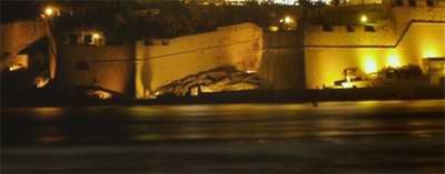 Vista nocturna del mar lamiendo los muros de la ciudad. Imagen de Miguel Moreno.