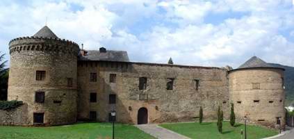 La silueta palaciega del Castillo de Villñafranca. guiarte.com. Copyright