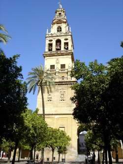 La airosa torre de la Mezquita-Catedral, en al patio de los Naranjos. guiarte.com. Copyright