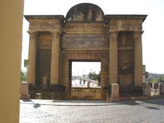 Imagen del Arco de Triunfo, desde la zona de la Mezquita. guiarte.com. Copyright