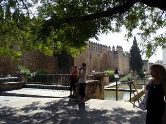 En torno a las murallas hay bellos espacios urbanos, donde se aúna la sombra y el agua con las piedras milenarias. guiarte.com. Copyright