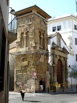 El que fue bello minarete de época islámica, convertido en valioso campanario de una pequeña iglesia. guiarte.com. Copyright